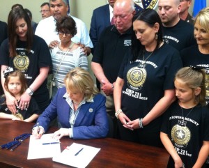 Gov. Mary Fallin signs texting bill into law